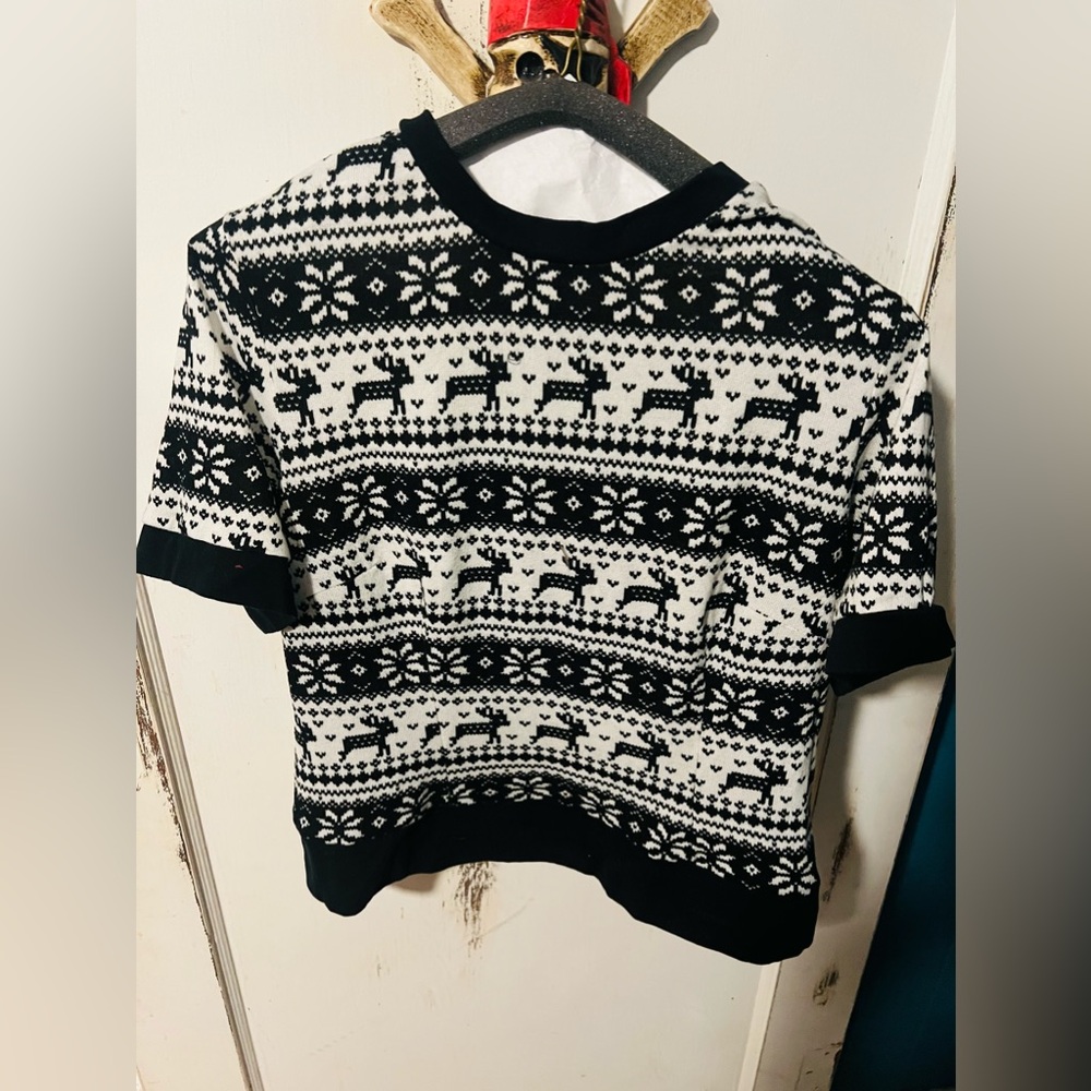 UNIQUE VINTAGE reindeer crop knit. Gently used